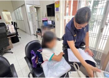 國小姐妹花路邊張望 熱心內埔警協助返家 國小姐妹花路邊張望 熱心內埔警協助返家