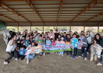 黃偉哲推動身心障礙學童冬令營 學童騎馬體驗感官潛能、親子共成長