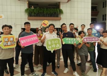 接受挑戰！南市教育局長鄭新輝領軍教育局16蹲接力 掀起全市國小健康促進熱潮