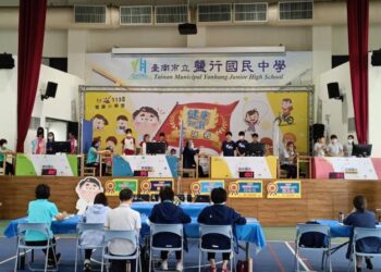 師生共同寫下健康宣言 南市「健康小學堂-健康知識大挑戰暨『健康我最行』闖關活動」熱鬧登場 健康知識大挑戰盟主出爐