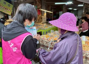 衛生局春節前發放食安簡易試劑，現場民眾反應熱烈!