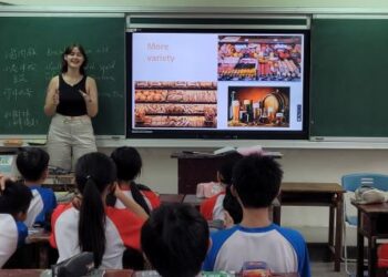 開基玉皇宮鼎力支持 臺南教育局引進國際志工 讓孩子勇敢開口說英語