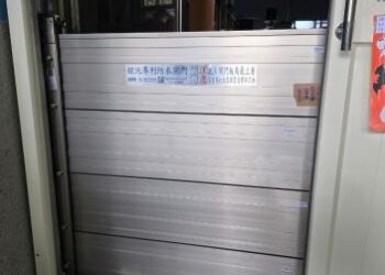 因應極端氣候超前部署　臺南115年度投入2,200萬元補助70校設置防水閘門　強化校園防汛第一道防線