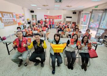 市長夫人歲末新春關懷長著，走訪關懷據點致贈「金馬伍吉」紅包，與長者同歡