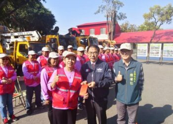 工務局前線工作人員「辛苦了!」 黃偉哲親發紅包慰勉 工務局前線工作人員「辛苦了!」 黃偉哲親發紅包慰勉