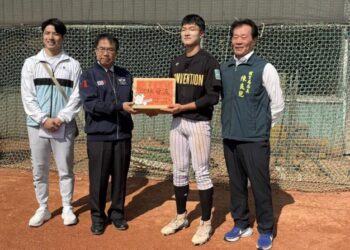 臺南續寫臺韓基層棒球交流篇章 黃偉哲市長致贈能量飲鼓勵選手揮棒築夢