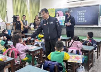 健康平安「馬」上到! 開學日 市長黃偉哲到校關心校園防疫及通學安全