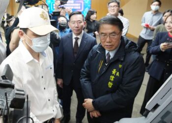 黃偉哲領軍AI創新！臺南114年四大成果：防詐擴點、水務獲獎、沙崙落地、黑客松開源