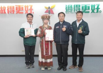畫出排灣族精彩文化! 官田國中楊喬琳勇奪全國原住民兒童繪畫創作比賽特優 市長黃偉哲表揚
