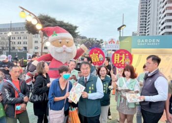 雙鴨躍馬迎元宵 黃偉哲現身花園夜市發送限量鴨鴨小提燈