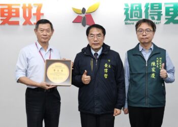 南市財稅局113年查緝私劣菸酒績效獲全國第二名，於市政會議中向市長獻獎，展現守護市民健康與查緝成果