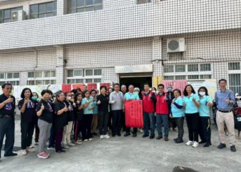 南市水患自主防災社區評鑑再創佳績 ，14社區連續11 年獲績優縣市 ，市長黃偉哲請水利局及得獎區公所貼紅榜祝賀