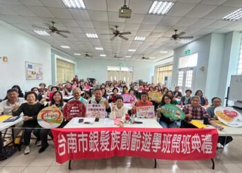 台南115年銀髮行動學苑首部曲~麻豆學苑創齡遊學班 黃偉哲邀請長者揪團上學趣 吟唱、3C、太極等課程帶領長輩玩出新生活