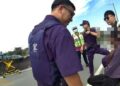 女子坐橋邊險象環生　潮暖警奮力狂奔 抱下解除險境