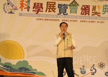 黃偉哲市長頒獎表揚南市科展獲獎學生 23件作品進軍全國科展 期許大獎留臺南