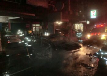 屏東市凌晨自撞火燒車 駕駛受傷送醫、警方調查肇因 屏東市凌晨自撞火燒車 駕駛受傷送醫、警方調查肇因