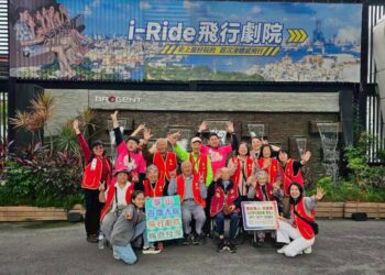 華山百歲長者體驗沉浸式飛行劇場 暢遊台灣美景 華山百歲長者體驗沉浸式飛行劇場 暢遊台灣美景