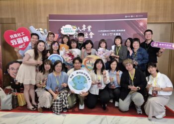 南市15位社工獲衛生福利部全國社工表揚 社會局郭乃文局長率隊北上領獎