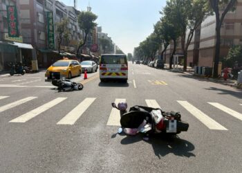 鳳山區中崙二路與中崙路口兩台普重機車擦撞　2傷自行就醫