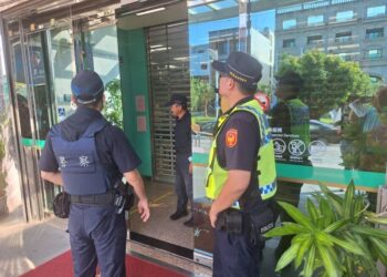 東港警超前部署 強化巡簽與護鈔服務 全面守護普發現金ATM提領安全 東港警超前部署 強化巡簽與護鈔服務 全面守護普發現金ATM提領安全