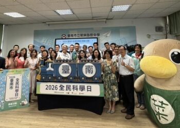南市教育局攜手成大推全民科學日 起雲器、手機顯微鏡帶學生探索生活科學