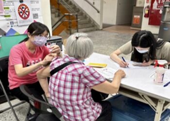 疾管署示警,國內COVID-19進入流行期,對於疫情不可鬆懈,尚未接種新冠XBB疫苗的民眾應儘速接種,增強保護力! 疾管署示警,國內COVID-19進入流行期,對於疫情不可鬆懈,尚未接種新冠XBB疫苗的民眾應儘速接種,增強保護力!