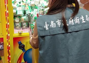 有關報載娃娃機店夾取物品可兌換知名麵包店之麵包，南市衛生局公布娃娃機台食品稽查結果