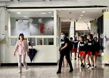 竹埔國小畢業生參觀民治中心 竹埔國小畢業生參觀民治中心