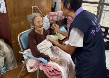 失智友善志工暖心陪伴 協助長者安心用餐