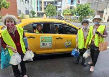 從傾聽需求到陪伴出行~山上區衛生所帶長輩搭小黃公車逛市場.