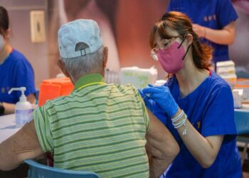 即日起開放滿50歲以上民眾「左流右新」 屏東火車站湧現接種人潮 即日起開放滿50歲以上民眾「左流右新」 屏東火車站湧現接種人潮