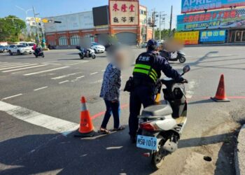 老婦機車拋錨　東港暖警即時救援