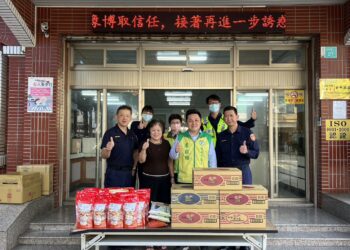 李啟維議員潘敏捷書記官捐贈物資慰問安平員警