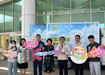 南巿許黃彩好女士捐贈行動沐浴車 黃偉哲感謝造福街友 南巿許黃彩好女士捐贈行動沐浴車 黃偉哲感謝造福街友