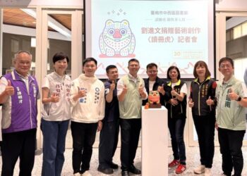 〈讀冊虎〉入住中西區圖書館,木雕師劉進文打造閱讀新夥伴 〈讀冊虎〉入住中西區圖書館,木雕師劉進文打造閱讀新夥伴