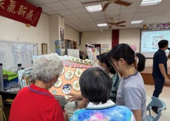 左鎮化石元素融入衛教!創意翻翻板助長者秒懂失智症警訊 左鎮化石元素融入衛教!創意翻翻板助長者秒懂失智症警訊