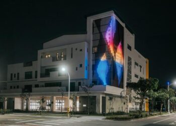 點亮海安路新地標!北區區政大樓公共藝術《映時浮光》隆重啟用 點亮海安路新地標!北區區政大樓公共藝術《映時浮光》隆重啟用