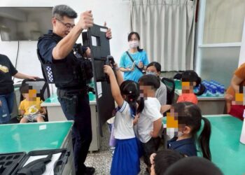 小手牽大手參訪派出所　學習交通安全與防詐常識