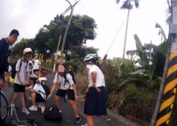 學生放學騎車摔倒　內埔警貼心守護