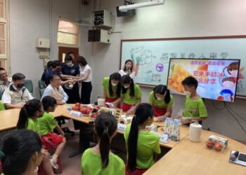 芒果冰、起司與胡蘿蔔汁的相會 南市公園國小與日本富良野市扇山小學美食小學堂連線開課 互問午餐喜好