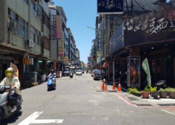 五妃街284號路面現坑洞 工務局獲報立即處理改善 還用路人安全用路環境 五妃街284號路面現坑洞 工務局獲報立即處理改善 還用路人安全用路環境