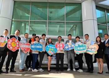 黃偉哲感謝宏偉珠寶陳榮華總經理捐贈復康巴士 散播大愛支持身障照顧 黃偉哲感謝宏偉珠寶陳榮華總經理捐贈復康巴士 散播大愛支持身障照顧