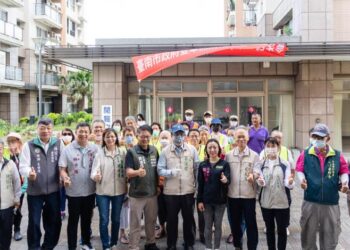 高溫多雨蚊蟲密度飆升,市長黃偉哲帶領戶外預防性化學防治和落實巡倒清刷,宣示殲滅斑蚊防登革、守護民眾健康! 高溫多雨蚊蟲密度飆升,市長黃偉哲帶領戶外預防性化學防治和落實巡倒清刷,宣示殲滅斑蚊防登革、守護民眾健康!