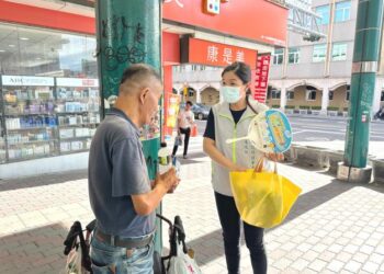 南市社會局啟動街友高溫關懷機制 社工發放避暑用品預防熱傷害 南市社會局啟動街友高溫關懷機制 社工發放避暑用品預防熱傷害