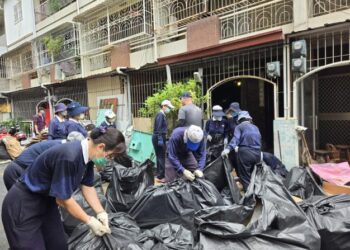 公所攜手志工 協助居民清理屋內雜物 改善居住環境 公所攜手志工 協助居民清理屋內雜物 改善居住環境