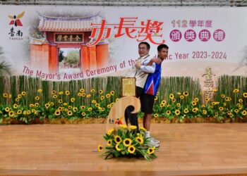 「市長陪你拍」第4場慈濟高中登場 各種創意齊發 游泳、一字馬、公主抱、釣魚、寶可夢、蜘蛛人全都有 黃市長來者不拒