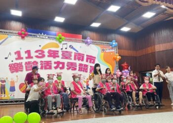 臺南樂齡活力秀~「官菱仙子啦啦隊」笑起來真好看!!