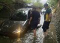 車陷戰車溝積水坑洞　枋警涉水救援2小時脫困