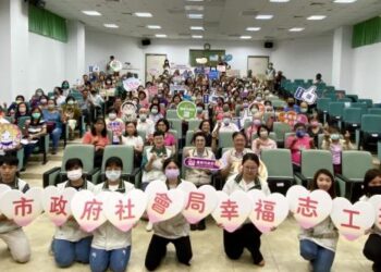 南巿幸福志工授證　黃偉哲感謝社福中心志工熱情付出形成善的循環