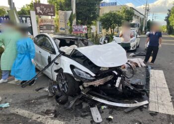 恆春驚悚車禍!自小客追撞水泥預拌車又波及機車 1死7傷慘烈現場曝光 恆春驚悚車禍!自小客追撞水泥預拌車又波及機車 1死7傷慘烈現場曝光